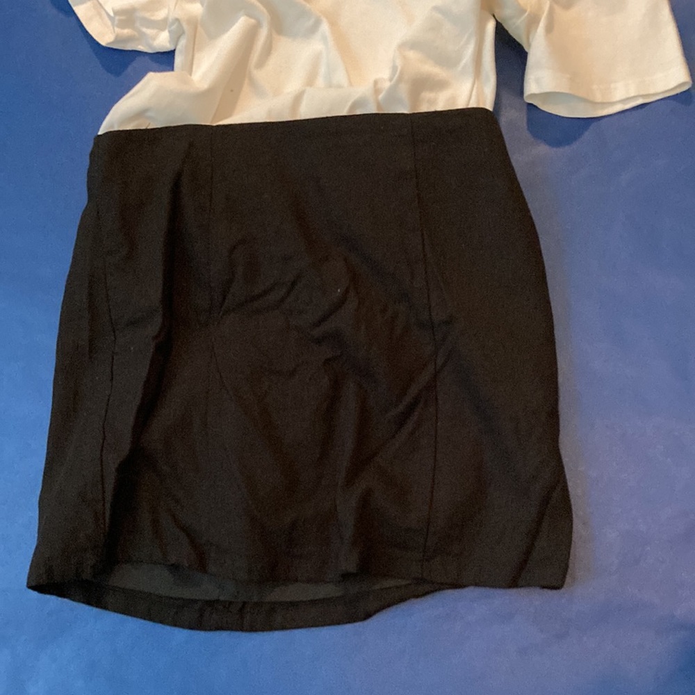 • Black mini skirt •